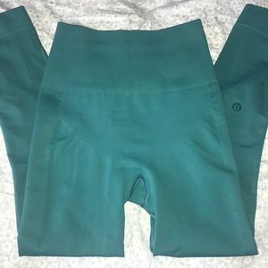 NWOT lululemon zone in crop size 2
